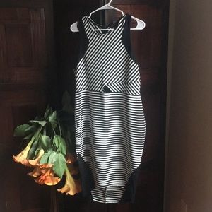 Sleeveless Dress with keyhole in the middle